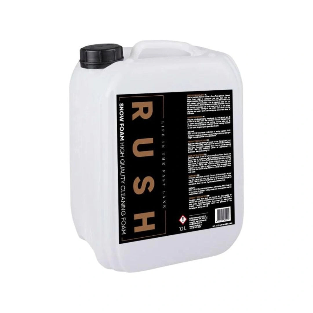 Een witte 10-liter plastic container met een zwarte schroefdop en een label waarop staat RUSH Snow Foam Cleaning Foam van hoge kwaliteit.