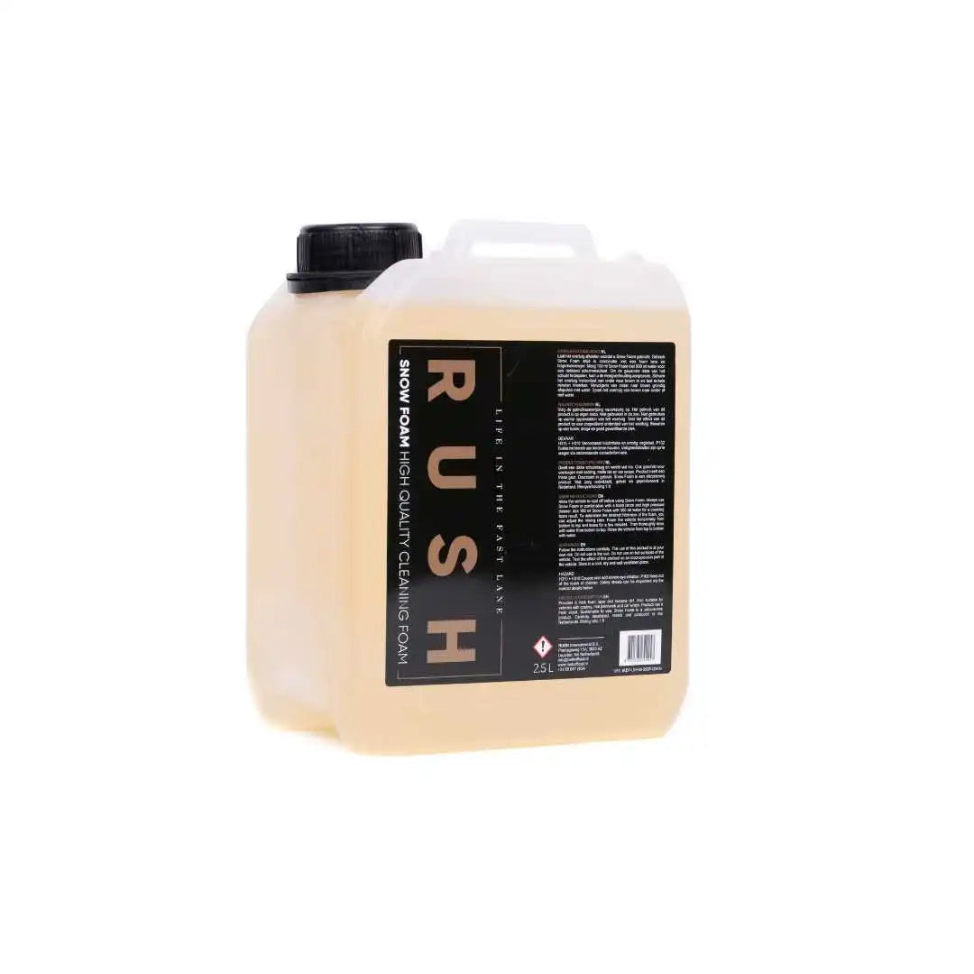 Een plastic Rush Snow Foam-autoreinigingsoplossing met een inhoud van 2,5 liter, een zwarte dop en een zwart productlabel.