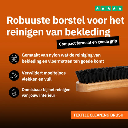 Textielreinigingsborstel met zwart nylon borstelharen en houten handvat, ideaal voor auto interieur reinigen, afgebeeld op een oranje achtergrond met Nederlandse tekst.
