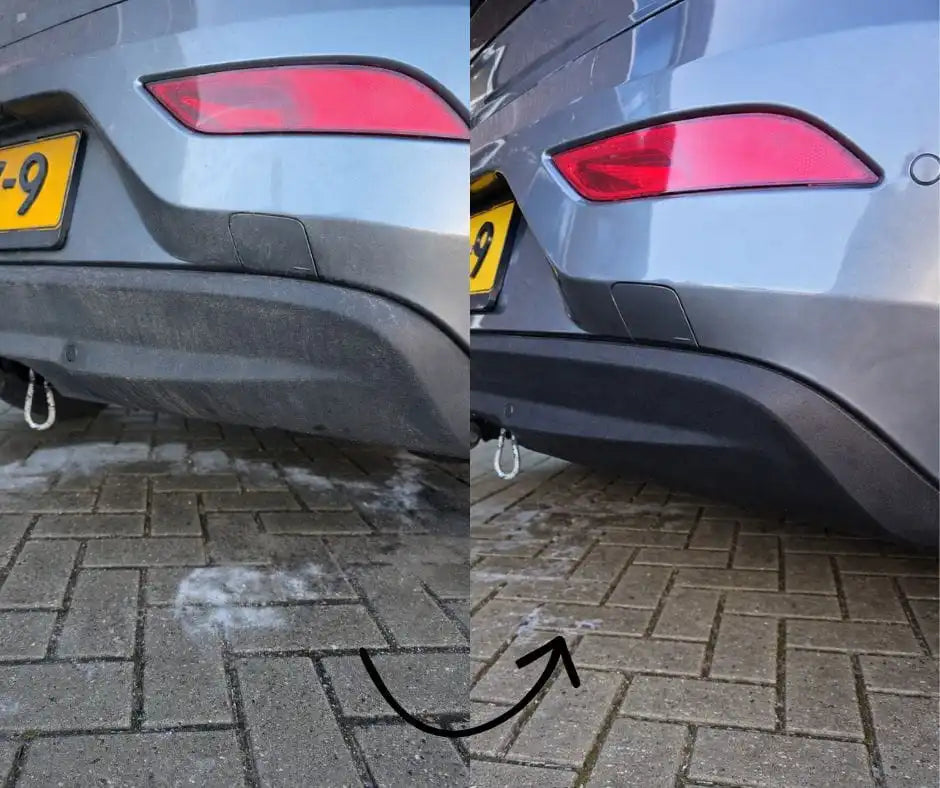 Zij-aan-zij vergelijking van een autobumper voor en na bumper zwart maken, met links vuil en rechts een schoon, gerestaureerd oppervlak.