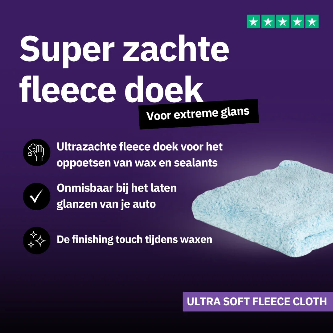 Een lichtblauwe 500 GSM fleece poetsdoek auto is afgebeeld op een paarse achtergrond met Nederlandse tekst die het gebruik beschrijft voor het in de was zetten en polijsten van autos.