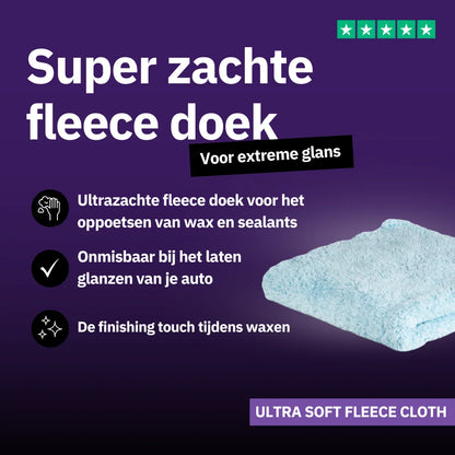 Een lichtblauwe 500 GSM fleece poetsdoek auto is afgebeeld op een paarse achtergrond met Nederlandse tekst die het gebruik beschrijft voor het in de was zetten en polijsten van autos.