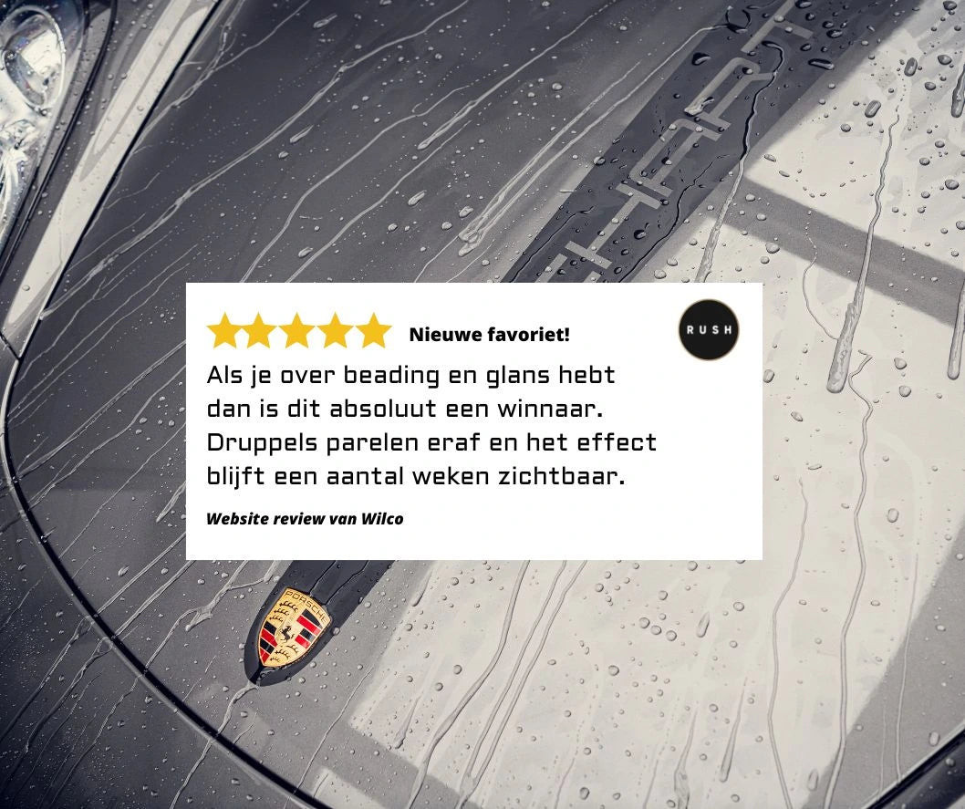 Regendruppels op de motorkap van een Porsche benadrukken het extreme waterafstotende effect van de spraywax, beoordeeld door een Nederlandse gebruiker.