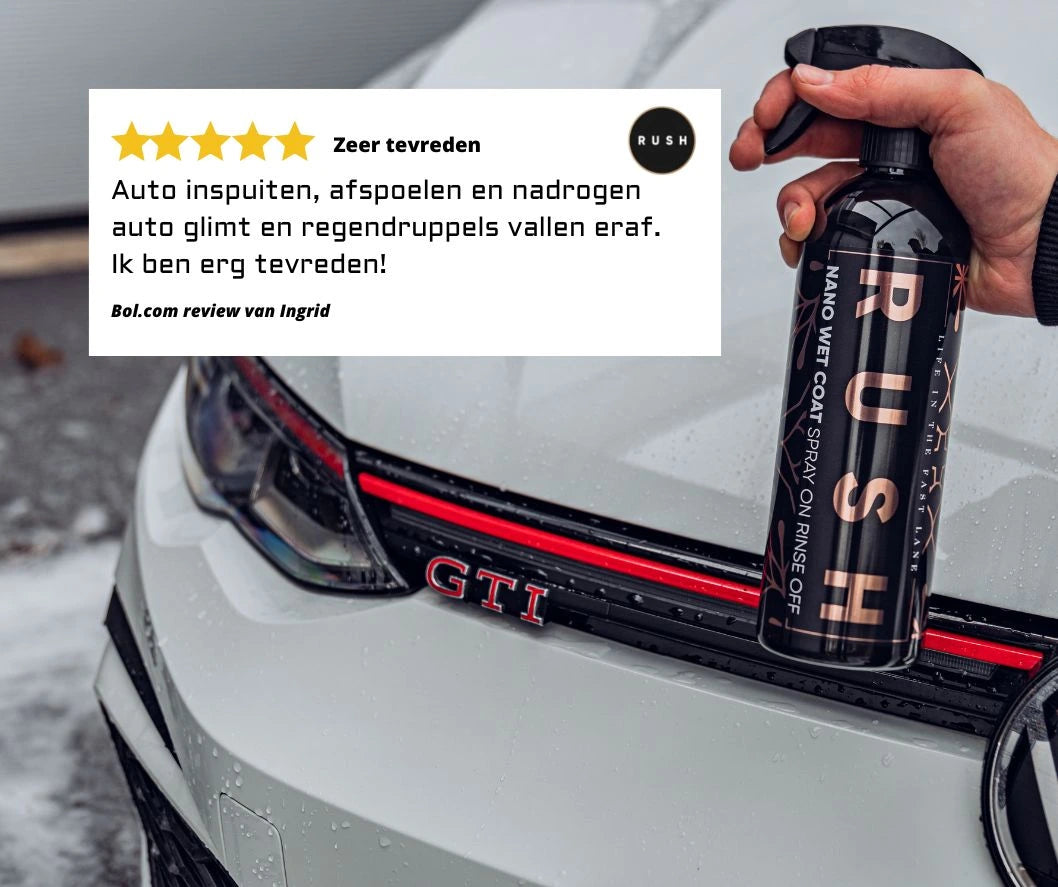 Een hand houdt een RUSH spraywax vast bij de grille van een witte Volkswagen GTI. Een Nederlandse review met 5 sterren benadrukt het extreme waterafstotende effect.