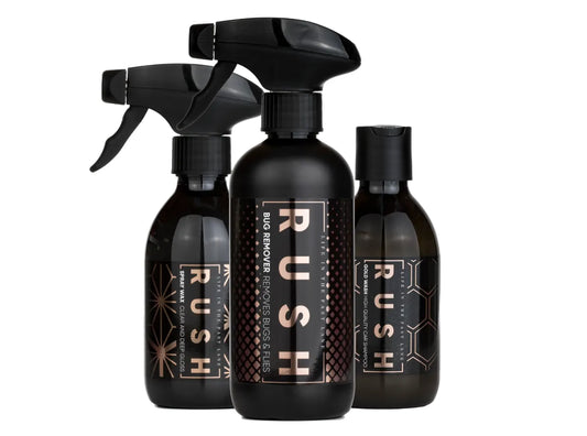 Drie zwarte flessen RUSH Bug Remover, RUSH Gold Wash en RUSH Spray Wax voor krachtige insectenverwijdering en eersteklas autoverzorging.