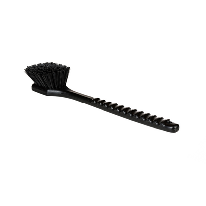 Een zwarte harde borstel met een ronde kop en gebogen, ergonomisch handvat, geïsoleerd op een witte achtergrond.